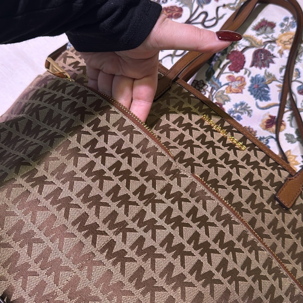 MICHAEL KORS Canvas Tote with Multiple Pockets and Gold Hardware EUC - Picture 2 of 13